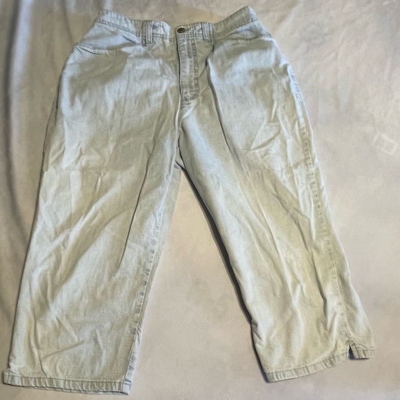 Gloria Vanderbilt Denim - 3/$15 Gloria Vanderbilt women’s size 12 petite light wash denim capris